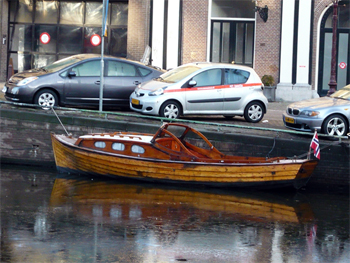 Деревянный катер. Амстердам. Нидерланды.