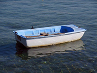 Стеклопластиковая лодка с катамаранными обводами днища. Керкира, Корфу