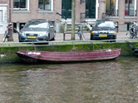 Стальная рабочая шлюпка, построенная в обводах традиционной для Голландии деревянной лодки, с обводами моногедрон