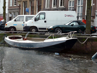 Стальная лодка, обводы и конструкция которой повторяют обводы и конструкцию традиционных голандских деревянных лодок. Нос и корма транцевые, обводы моногедрон. Днище плоское.