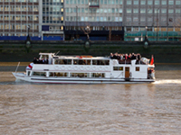 Прогулочное судно на Темзе