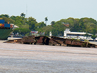 Пароход «Гослар»  (нем. Goslar). Остов парохода на реке Суринам в Парамарибо (Суринам)